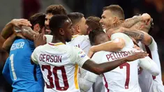 Para pemain AS Roma merayakan kemenangan atas AC Milan pada laga Serie A Italia di Stadion San Siro, Milan, Minggu (1/10/2017). Milan kalah 0-2 dari Roma. (AP/Matteo Bazzi)