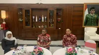 Gubernur Jawa Timur Khofifah Indar Parawangsa menemui Sekjen PDIP Hasto di kediaman rumah dinas Walikota Surabaya Eri Cahyadi, Kamis (10/11/2022) sore (Liputan6.com/Delvira Hutabarat)