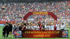 Para pemain AS melakukan Selebrasi usai memenangkan gelar juara Piala Dunia wanita 2015 di BC Place, Kanada, Senin (6/7/2015). Amerika berhasil mengalahkan Jepang dengan skor 5-2.  (Reuters/Anne Marie Sorvin)