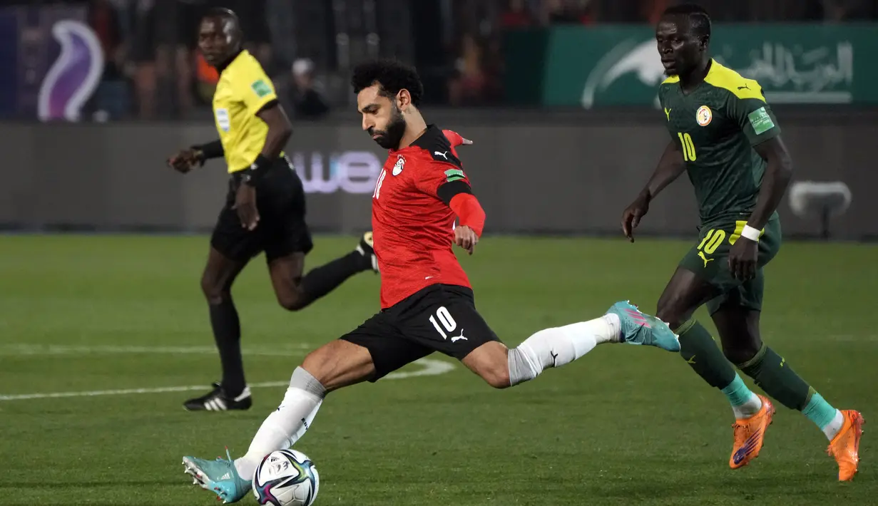 Pemain Senegal Sadio Mane (kanan) mengikuti pemain Mesir Mohamed Salah pada pertandingan kualifikasi Piala Dunia 2022 di Stadion Internasional Kairo, Kairo, Mesir, 25 Maret 2022. Mesir menang 1-0. (AP Photo/Amr Nabil)
