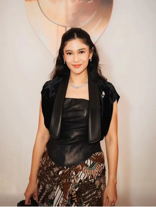 Dengan makeup bernuansa coral terlihat dari lipstik glossy dan eyeshadownya. Ia pun menambahkan perhiasan kalung dan anting-anting silvernya.  [@therealdisastr]