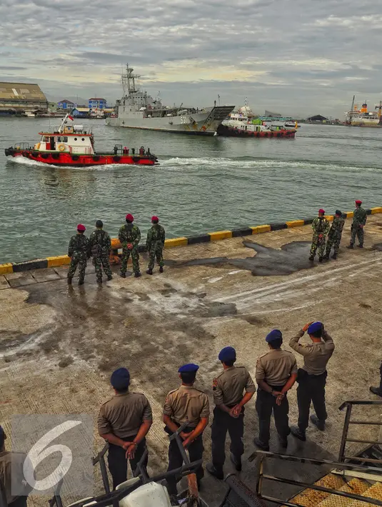 Petugas TNI dan Polisi saat berjaga di Pelabuhan Tanjung Emas, Semarang , Senin (25/1). Ratusan mantan anggota Gafatar ini merupakan rombongan pertama yang dipulangkan dari Kalimantan Barat. (Liputan6.com/Gholib)