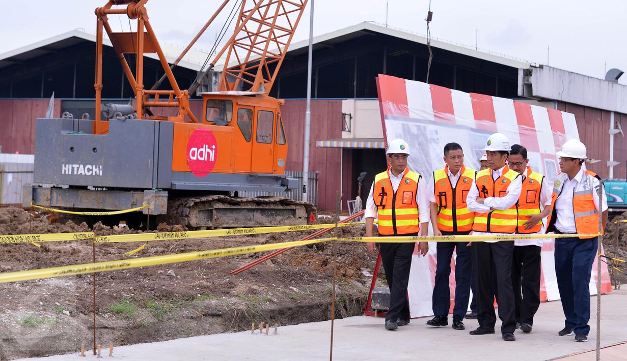 Presiden Joko Widodo (tengah) meninjau kemajuan pembangunan Kereta Bandara Soekarno Hatta, Tangerang, Banten, (14/12). Rencananya kereta ini akan menghubungkan Bandara Soetta, Tangerang dengan Stasiun Manggarai, Tebet,Jaksel. (Laly Rachev/ Setpres)