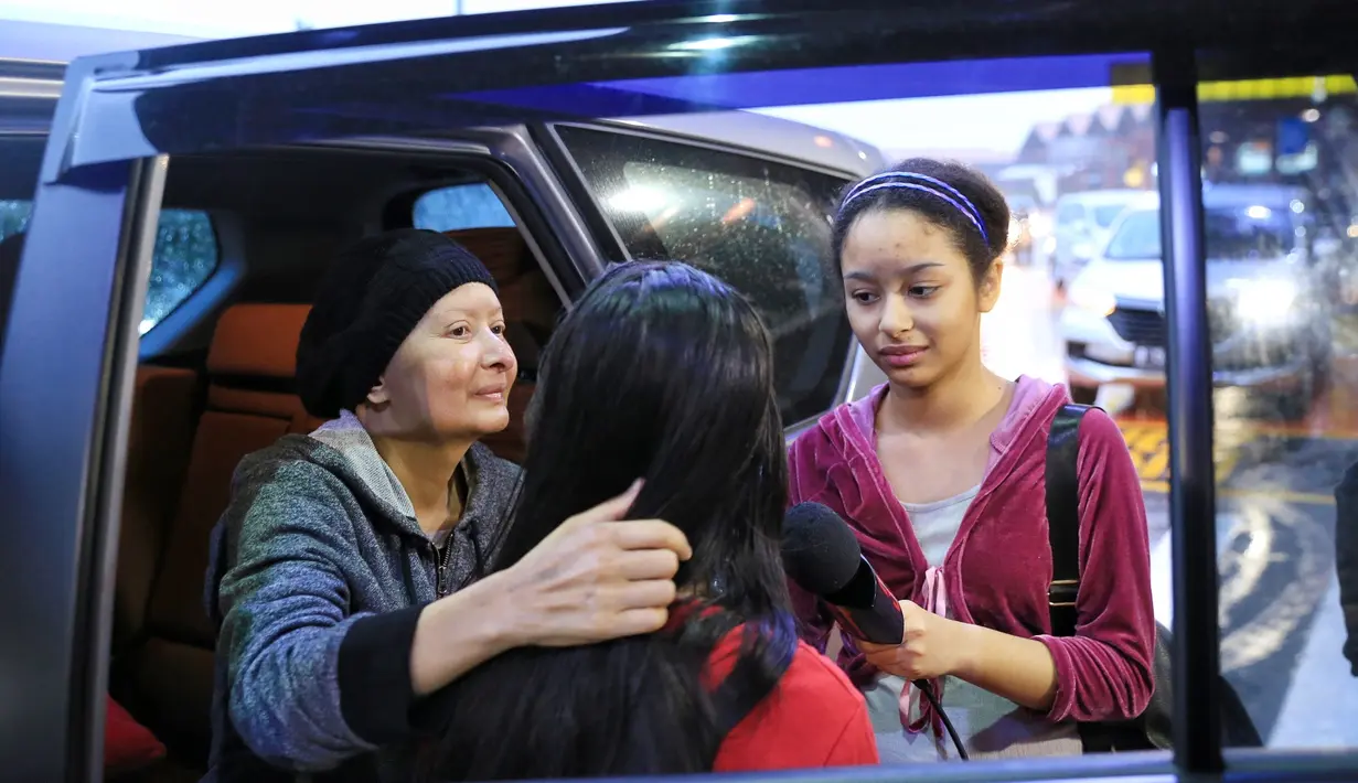 Aurelia Callista Carilla dan Alika Pandora Salvine selalu mendampingi Yana di masa-masa tersulit selama ini. Mengantar sang ibu yang akan pergi ke Cina, dua gadis kecil ini memberikan kecupan hangat sebagai bentuk penyemangat.  (Adrian Putra/Bintang.com)