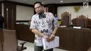 Panitera pengganti pada Pengadilan Tipikor Medan, Helpandi usai menjalani sidang pembacaan tuntutan di Pengadilan Tipikor, Jakarta, Kamis (14/3). Helpandi dituntut 8 tahun penjara serta denda senilai Rp 320 juta. (Liputan6.com/Helmi Fithriansyah)