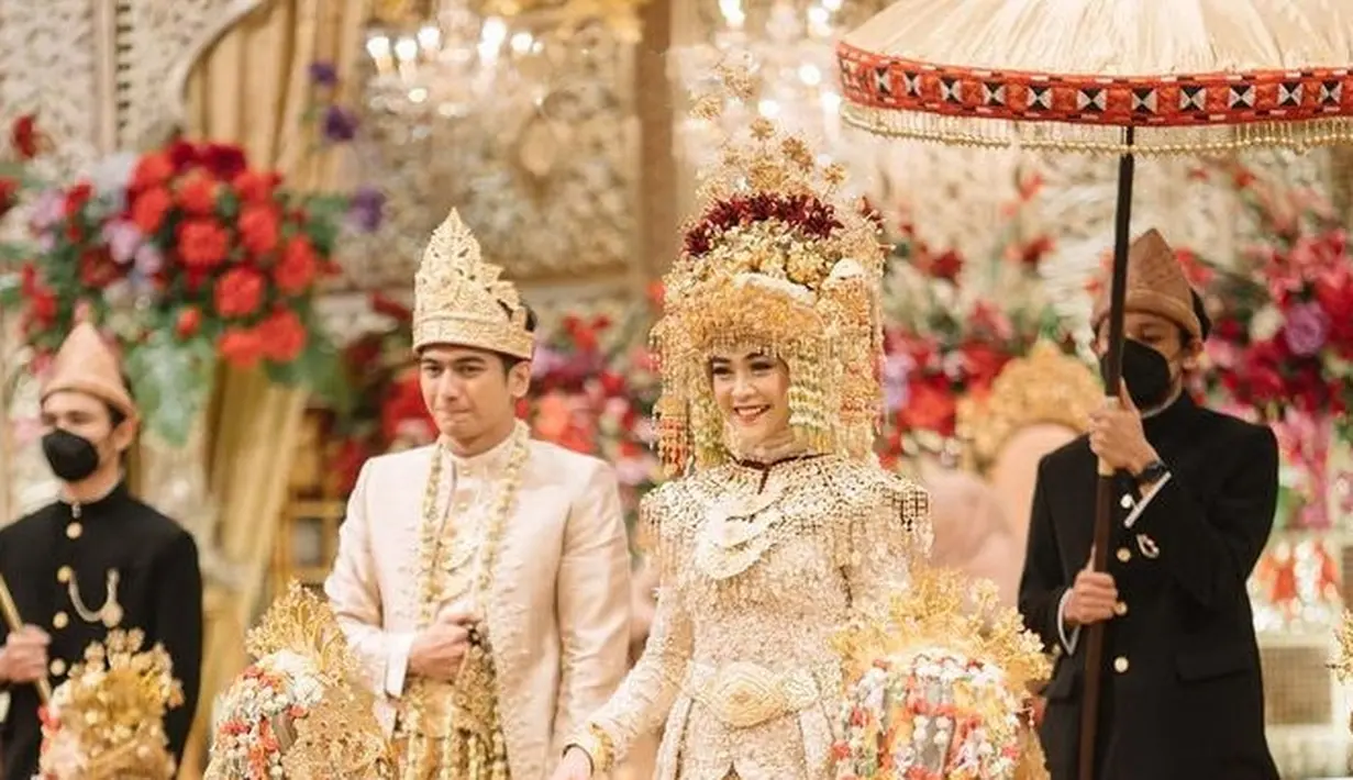 Ini dia potret romantis Teuku Ryan dan Ria Ricis yang sempat heboh di hari pernikahan mereka. Namun foto ini terancam dihapus jika kemungkinan terburuk keduanya bercerai. (Liputan6.com/IG/@riaricis)