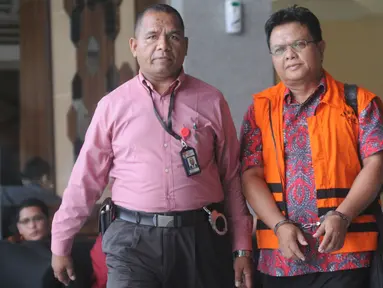 Hakim Pengadilan Negeri Semarang, Lasito dengan rompi tahanan meninggalkan gedung KPK, Jakarta, Selasa (26/3). Lasito ditahan oleh KPK setelah menjalani pemeriksaan sebagai tersangka kasus suap terkait putusan atas praperadilan kasus korupsi yang ditangani PN Semarang. (merdeka.com/Dwi Narwoko)