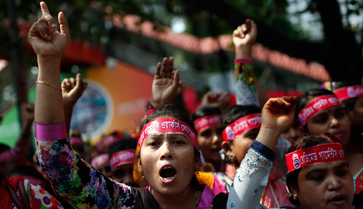 Para pekerja pabrik garmen Bangladesh berpartisipasi dalam pawai May Day di Dhaka, Senin (1/5). Pekerja di berbagai belahan dunia mengadakan aksi Hari Buruh Internasional dengan memadati jalan-jalan besar untuk menyuarakan aspirasi. (AP Photo/A.M. Ahad)