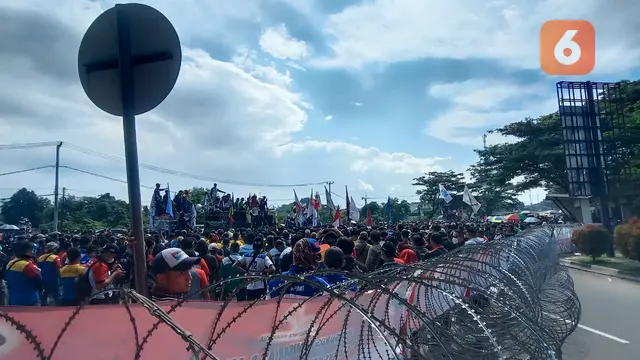 Ribuan Buruh Kepung Kantor Gubernur Banten, Wahidin Halim. (Rabu, 05/01/2022). (Liputan6.com/Yandhi Deslatama).