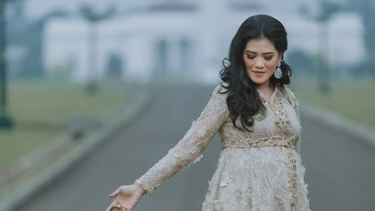 [Bintang] Pamer Kehamilan, Ini 8 Foto Cantik Kahiyang Ayu di Istana Bogor