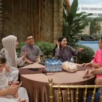 Buka puasa mewah dan penuh cinta, momen kebersamaan Aurel dan keluarga besar. (credit:instagram.com/