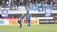 Striker PSIM Yogyakarta, Rafael de Sa Rodriguez alias Rafinha, melakukan selebrasi setelah mencetak gol ke gawang Nusantara United di Stadion Mandala Krida, Yogyakarta, Minggu (1/12/2024) sore. (Bola.com/Ana Dewi)