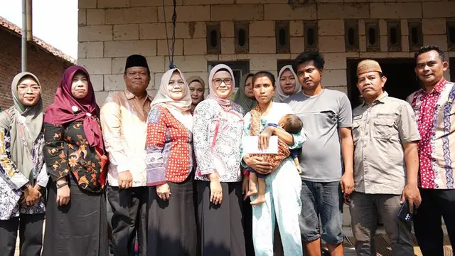 Bupati Nina Agustina Kunjungi dan Beri Bantuan Balita Penyandang Ikterus dan Organomegali.