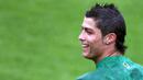 Cristiano Ronaldo tersenyum saat latihan bersama Timnas Portugal jelang laga Piala Eropa 2008. (AFP/Francisco Leong)