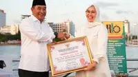 Pj Gubernur Sulsel Bahtiar Baharuddin berikan penghargaan (Liputan6.com/Istimewa)