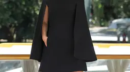 Aktris Natalie Portman saat tiba di dermaga Excelsior Hotel selama Festival Film Venice ke-75 di Venice Lido, Italia, (4/9). Natalie Portman tampil cantik menggenakan dress hitam. (AP Photo/Kirsty Wigglesworth)