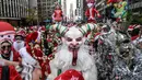 Para pengunjung yang berpakaian seperti karakter liburan berpartisipasi dalam acara tahunan SantaCon pub crawl pada 9 Desember 2023 di New York City. (Stephanie Keith/Getty Images/AFP)