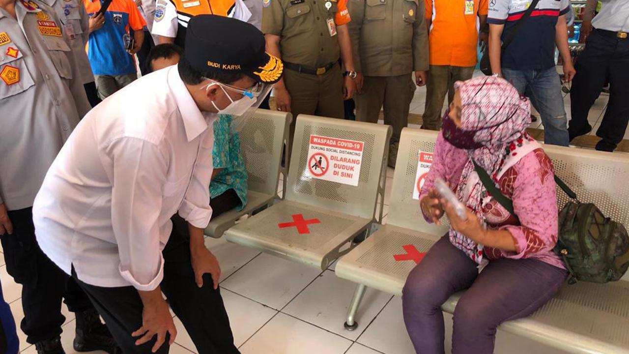 FOTO: Menhub Edukasi Penggunaan Masker di Terminal Kampung Rambutan