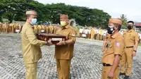 Gubernur Gorontalo Rusli Habibie menyerahkan pakaian dinasnya bersama Wakil Gubernur Idris Rahim untuk dimuseumkan Pemerintah Provinsi Gorontalo