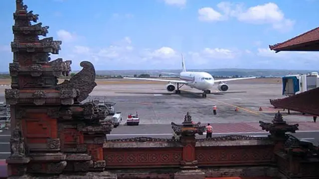 Tingginya aktivitas Gunung Raung di perbatasan Banyuwangi dan Bondowos‎o memuntahkan debu vulkanik membuat Bandara Internasional I Gusti Ngurah Rai di Badung, Bali, menutup semua penerbangan baik dalam maupun luar negeri.