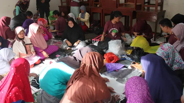 Para anggota Pengmas UI tengah memberikan pembekalan pola pengolahan sampah kepada masyarakat di Pasirwangi, Garut, Jawa Barat