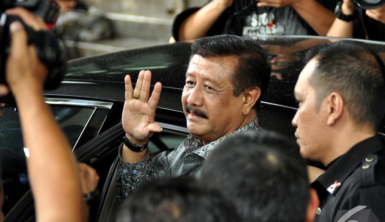 Mantan Jaksa Agung Basrief Arief melambaikan tangan kepada awak media usai menyerahkan Laporan Harta Kekayaan Penyelenggara Negara (LHKPN), Jakarta, Senin (17/11/2014)(Liputan6.com/Miftahul Hayat)