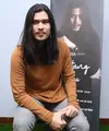 Sekitar setahun proses pembuatan single Virzha akhirnya dirilis pada Kamis (15/3/2018). Lagu khusus diciptakan untuk para orangtua yang jauh dengan anaknya. (Nurwahyunan/Bintang.com)