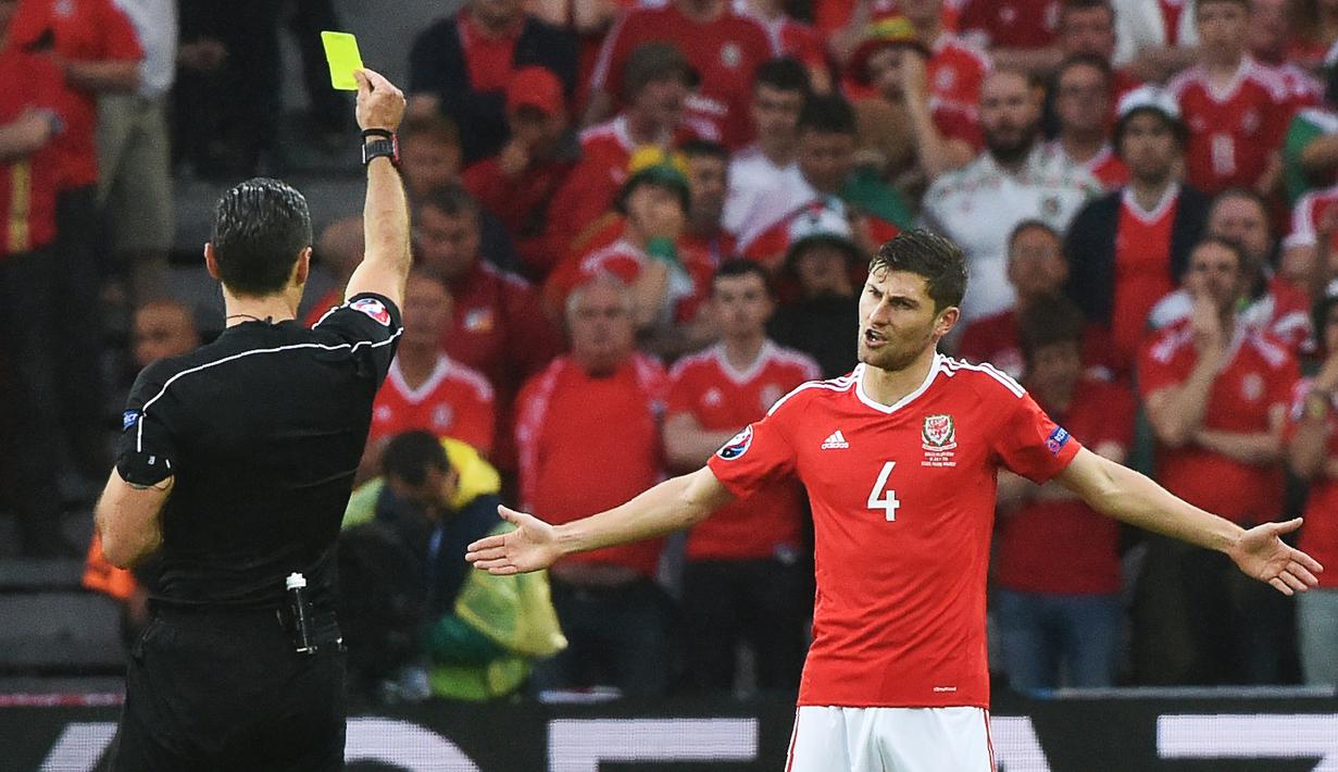 Selain Aaron Ramsey, Wales juga tidak akan diperkuat Ben Davies saat melawan Portugal karena terkena akumulasi kartu. (AFP/Philippe Huguen)