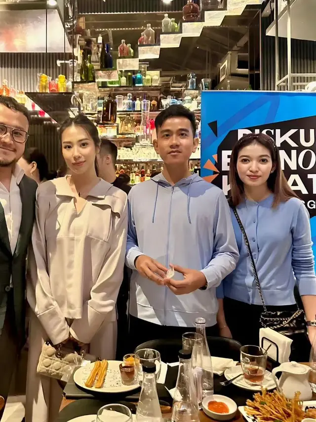 12 OOTD Selvi Ananda yang Anti Membosankan Meski Sering Kenakan Outfit Serba Biru Selama Dukung Gibran Jadi Cawapres 2024