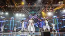 Aksi panggung penyanyi Siti Badriah tampil dalam malam puncak Hut SCTV ke-28 di ICE BSD, Tangerang, Jumat (24/8). Dalam penampilannya mereka membawakan lagu berjudul "Lagi Syantik". (Liputan6.com/Faizal Fanani)