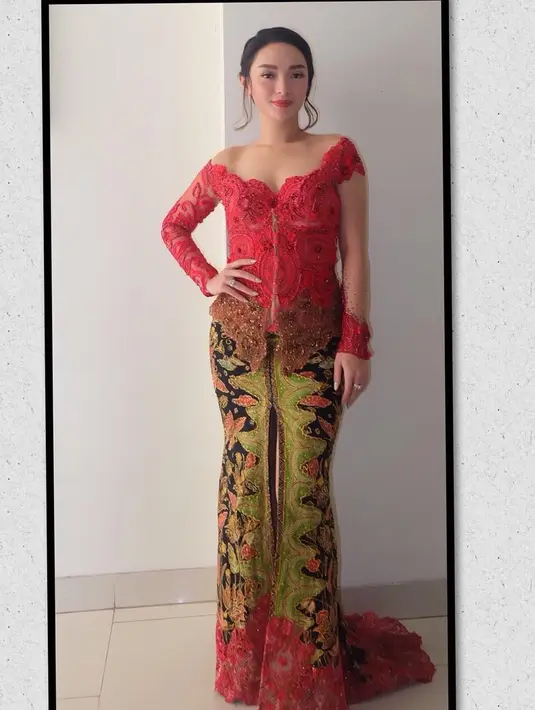 Mengenakan kebaya merah dengan bawahan rok batik, Zaskia membuat tampilan rambutnya dengan sanggul modern. Ia pun menyisakan rambut di tepi kanan dan kirinya. Anggun banget kan? (Instagram/zaskia_gotix)