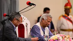 Tugas utama Muhammad Yunus yang pertama adalah memulihkan situasi dan kondisi keamanan di Bangladesh. (MUNIR UZ ZAMAN/AFP)