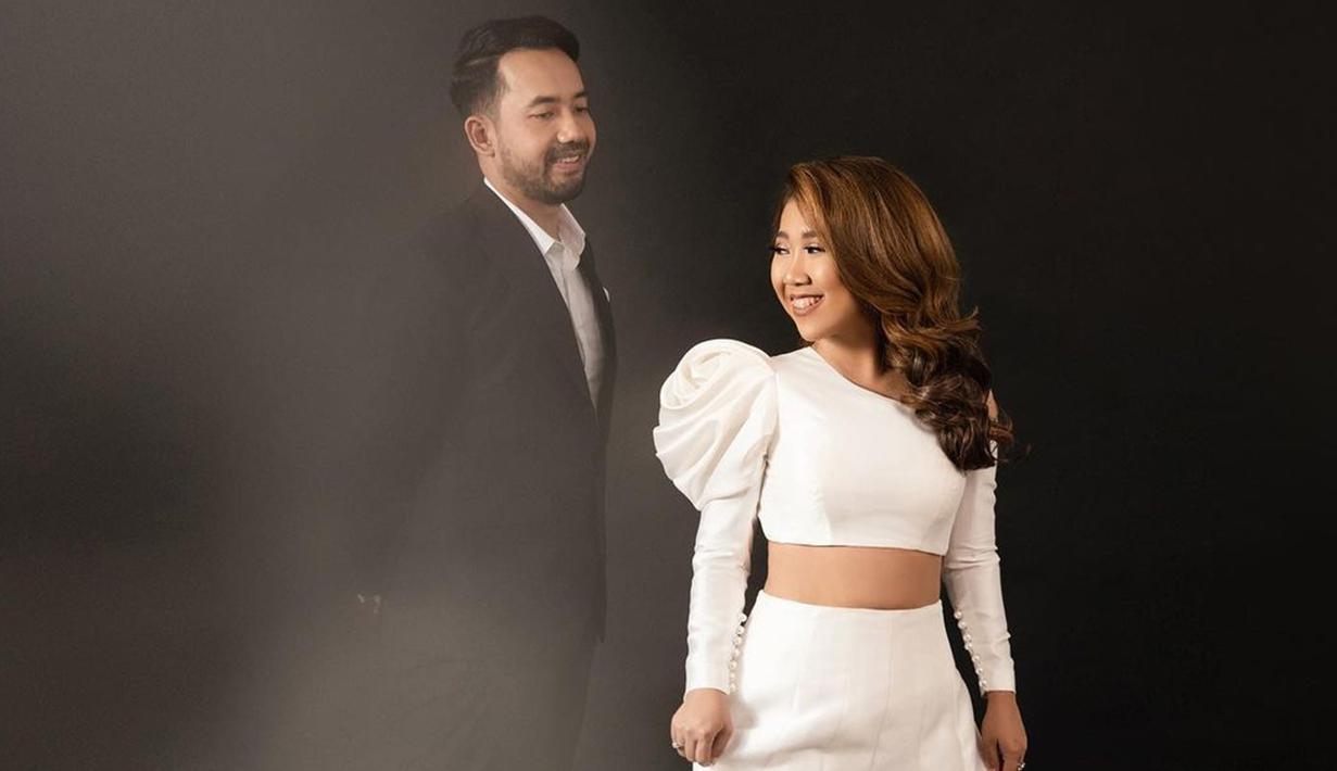 Kiky Saputri terlihat tampil begitu elegan dengan gaun putihnya yang memiliki detail di bagian lengan. Sedangkan, Muhammad Khairi tampil gagah dengan setelan jas. (Liputan6.com/IG/@kikysaputrii)