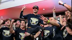 Pembalap Red Bull Racing, Max Verstappen merayakan juara dunia ketiganya di Formula 1 bersama timnya setelah Sprint Race F1 GP Qatar 2023 yang dihelat di Sirkuit Lusail, Qatar, Minggu (8/10/2023) dini hari WIB. (AFP/Ben Stansall)