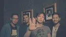 Kendala teknis tak bisa dihindari grup band kenamaan ini ketika menggelar konser di Amerika. Mereka mengalami keterbatasan alat karena sangat kesulitan jika membawa semua barang-barang mereka yang ada di sini. (Galih W. Satria/Bintang.com)