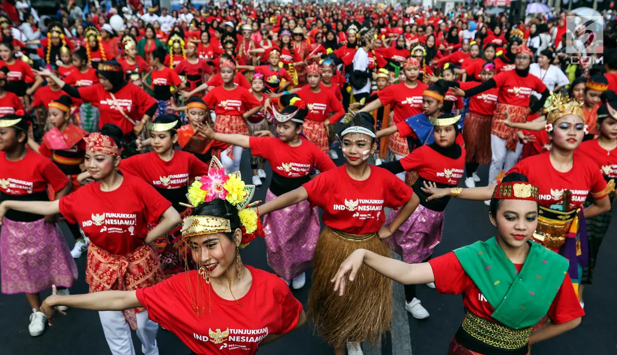 Penari menampilkan tarian khas Indonesia saat car free day (CFD) di Jalan Sudirman, Jakarta, Minggu (4/8/2019). Acara yang bertujuan untuk merekatkan masyarakat ini digagas Belantara Budaya Indonesia dengan mengampanyekan slogan 'Tunjukkan Indonesiamu'. (Liputa6.com/JohanTallo)