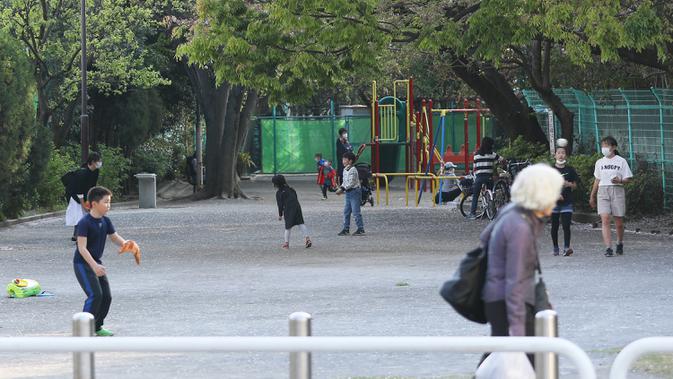 Anak-anak bermain di sebuah taman di Meguro-ku di Tokyo, Jepang (8/4/2020). Tidak seperti biasanya, kota Tokyo tampak sepi dengan banyak toko tutup dan hanya sedikit orang berada di jalanan pada (8/4), hari pertama setelah keadaan darurat diumumkan untuk membendung COVID-19. (Xinhua/Du Xiaoyi)