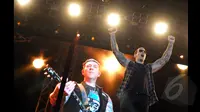 M. Shadows (Vokal) mewakili teman-temannya menyapa ribuan penggemar mereka  saat konser bertajuk "Avenged Sevenfold Asia Tour 2015 Live in Jakarta" di Parkir Timur Senayan, Jakarta, (18/1/2015). (Liputan6.com/Panji Diksana)