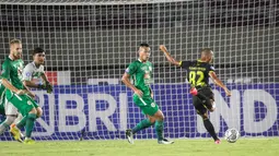 Barito Putera unggul lebih dulu pada menit ke-17. Sontekan Beni Oktovianto berhasil menggetarkan gawang PSS Sleman. (Bola.com/Bagaskara Lazuardi)