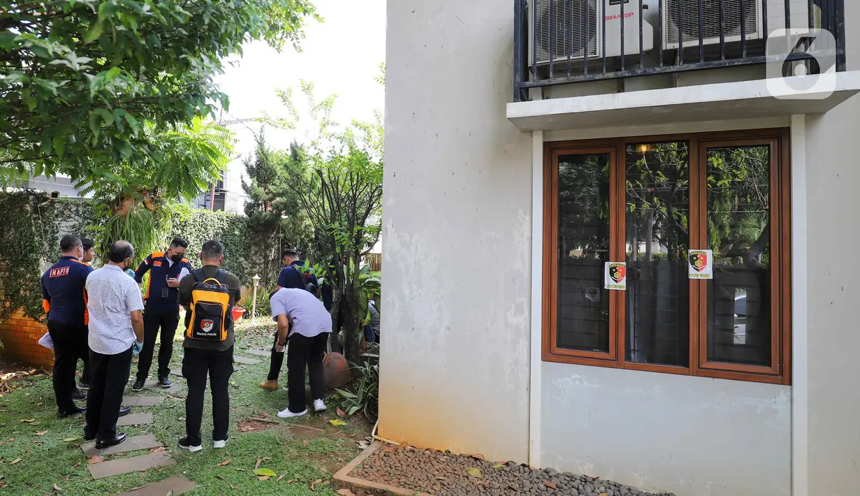 Tim khusus (Timsus) Kepolisian melakukan uji balistik laboratorium forensik yang dilakukan di rumah dinas Kadiv Propam Polri nonaktif, Irjen Ferdy Sambo, di kawasan Duren Tiga, Jakarta Selatan, Senin (1/8/2022). Tim khusus yang dibentuk oleh Kapolri Jenderal Listyo Sigit melakukan pendalaman uji balistik labfor untuk mendalami penembakan Brigadir Joshua atau Brigadir Nopriansyah Yoshua Hutabarat terutama soal senjata api atau balistik. (Liputan6.com/Herman Zakharia)