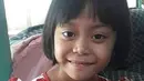 Sedari kecil Lesti Kejora sudah memiliki paras yang menggemaskan. Senyum manisnya sudah terlihat sedari anak-anak. Tak heran, foto masa kecil Lesti yang lucu ini sukses bikin penggemarnya senyum. (Liputan6.com/IG/@lestykejora)