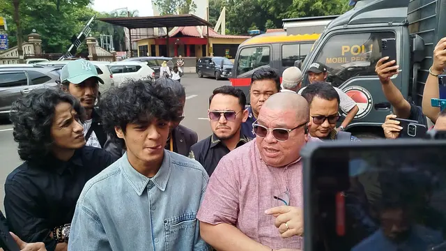 TikTokers Vadel Badjideh bersama penasihat hukumnya, Razman Arif Nasution, menghadiri panggilan Polres Metro Jakarta Selatan, Jumat (4/10/2024). Vadel dipanggil terkait kasus dugaan pencabulan dan aborsi ilegal terhadap anak Nikita Mirzani, Lolly.