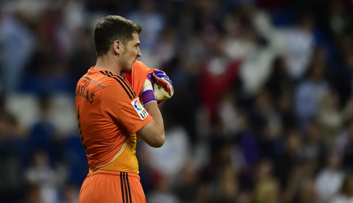 Iker Casillas. Kiper produk Akademi ini telah tampil dalam lebih dari 700 laga bersama Real Madrid. Usai 16 tahun, pada 2015/2016 ia meninggalkan klub akibat Presiden Florentino Perez berencana mendatangkan David De Gea atau Gianluigi Buffon ke Santiago Bernabeu. (AFP/Pierre-Philippe Marcou)