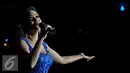 Krisdayanti tampil di konser 3 Diva di Balai Sarbini, Jakarta, Jumat (17/9). Dalam konsernya 3 Diva membawakan sejumlah lagu hits yang menceritakan perjalanan musik mereka diantaranya Ekspresi, Menghitung Hari dan Memori. (Liputan6.com/Yoppy Renato)