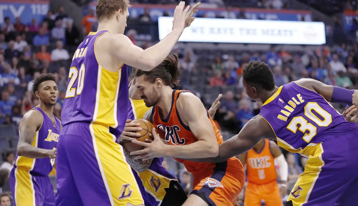 Pemain Oklahoma City Thunder, Steven Adams dihadang para pemain  Los Angeles Lakers pada lanjutan NBA basketball game di Oklahoma City, (30/10/2016). Oklahoma City menang 113-96. (AP/Alonzo Adams)