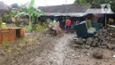 <p>Kondisi sebuah bangunan pasca banjir bandang Garut di kawasan Cimacan, Desa Jayaraga, Kecamatan Tarogong Kidul, Sabtu (16/7/2022). Hasil perhitungan sementara, total sekitar 2.500 warga dari 700 Kepala Keluarga (KK) menjadi korban terdampak banjir Garut kali ini. (Liputan6.com/Jayadi Supriadin)</p>