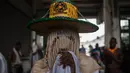 Seorang Eyo masqueraders bersiap mengikuti Festival Eyo di Tafawa Balewa Square di Lagos, Nigeria (20/5). Para peserta yang berpakaian putih ini mewakili roh orang mati yang disebut Yoruba atau "agogoro Eyo". (AFP Photo/Stefan Heunis)