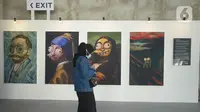 Pengunjung mengunjungi pameran karakter Juki  di Sarinah Jakarta Jumat (10/6/2022). Pameran digital painting bertajuk "Si Juki In  Painting Universe" merupakan eksperimen Faza dalam mengeksplorasi seni Digital Painting dan apresiasi terhadap karya-karya seni rupa yang melegenda. (merdeka.com/Imam Buhori)