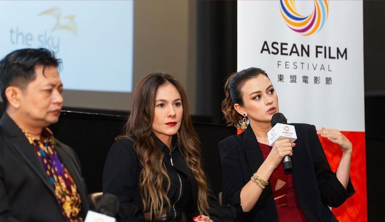 Dalam acara ASEAN Film Festival 2024 ini terlihat Wulan Guritno juga hadir. Jadi pemeran utama di film Bangsal Isolasi, Kimberly Ryder menjadi perwakilan untuk memaparkan tentang film Bangsal Isolasi. Lama tak muncul di layar lebar usai menikah dan kini telah proses cerai dengan Edward Akbar, bintang sinetron Monyet Cantik 2 ini banjir dukungan dari netizen. (Liputan6.com/IG/kimbrlyryder)
