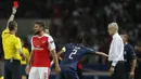 Wasit Viktor Kassai memberikan kartu merah kepada pemain Arsenal, Olivier Giroud. Laga yang berlangsung keras ini membuat wasit mengeluarkan kartu merah untuk pemain Arsenal dan PSG. (Reuters/Goonzalo Fuentes) 